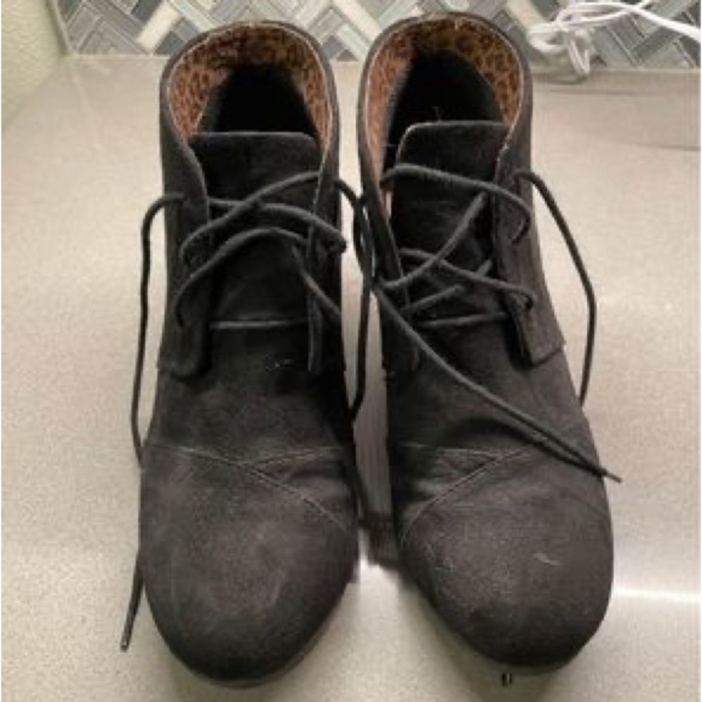 Black wedge